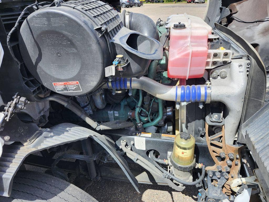 2020 Volvo VNR image 13