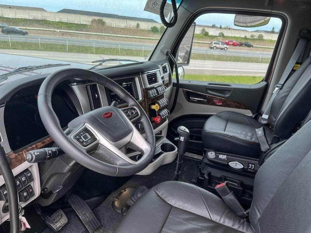 2025 Peterbilt 589 image 11