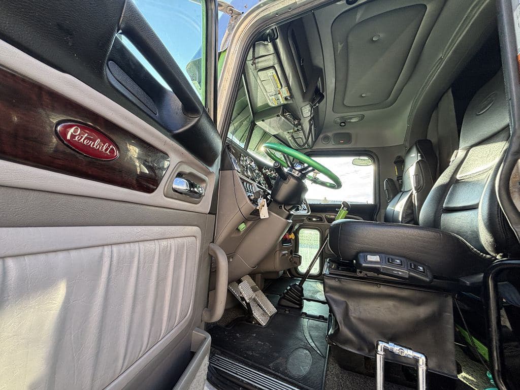 Used 2022 PETERBILT 389 image 21