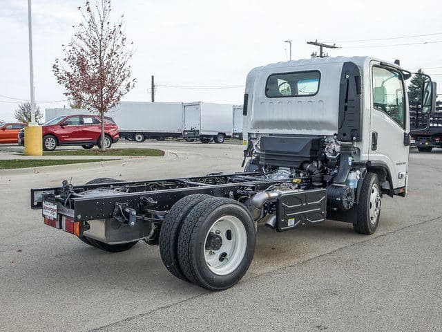 2025 Chevrolet 5500 XD LCF Diesel Work Truck 109" Wheelbase Cab Chassis image 3