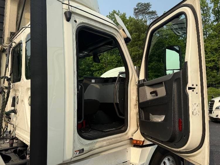 2019 Freightliner Cascadia 126 Day Cab Truck - 435HP, 12 Speed Automatic image 11