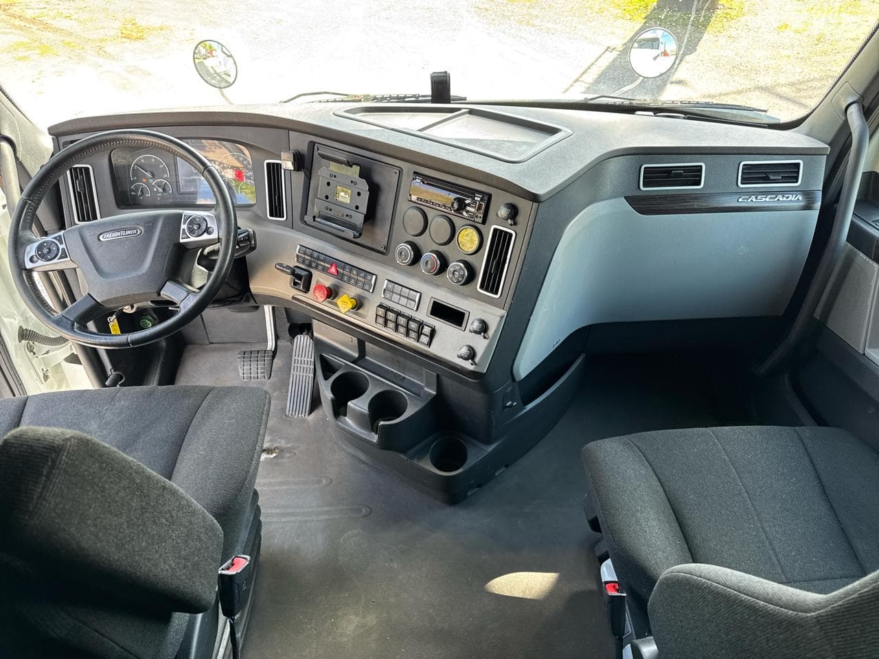 2020 Freightliner Cascadia image 11