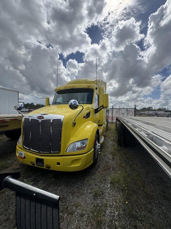 2017 Peterbilt 579 image 1