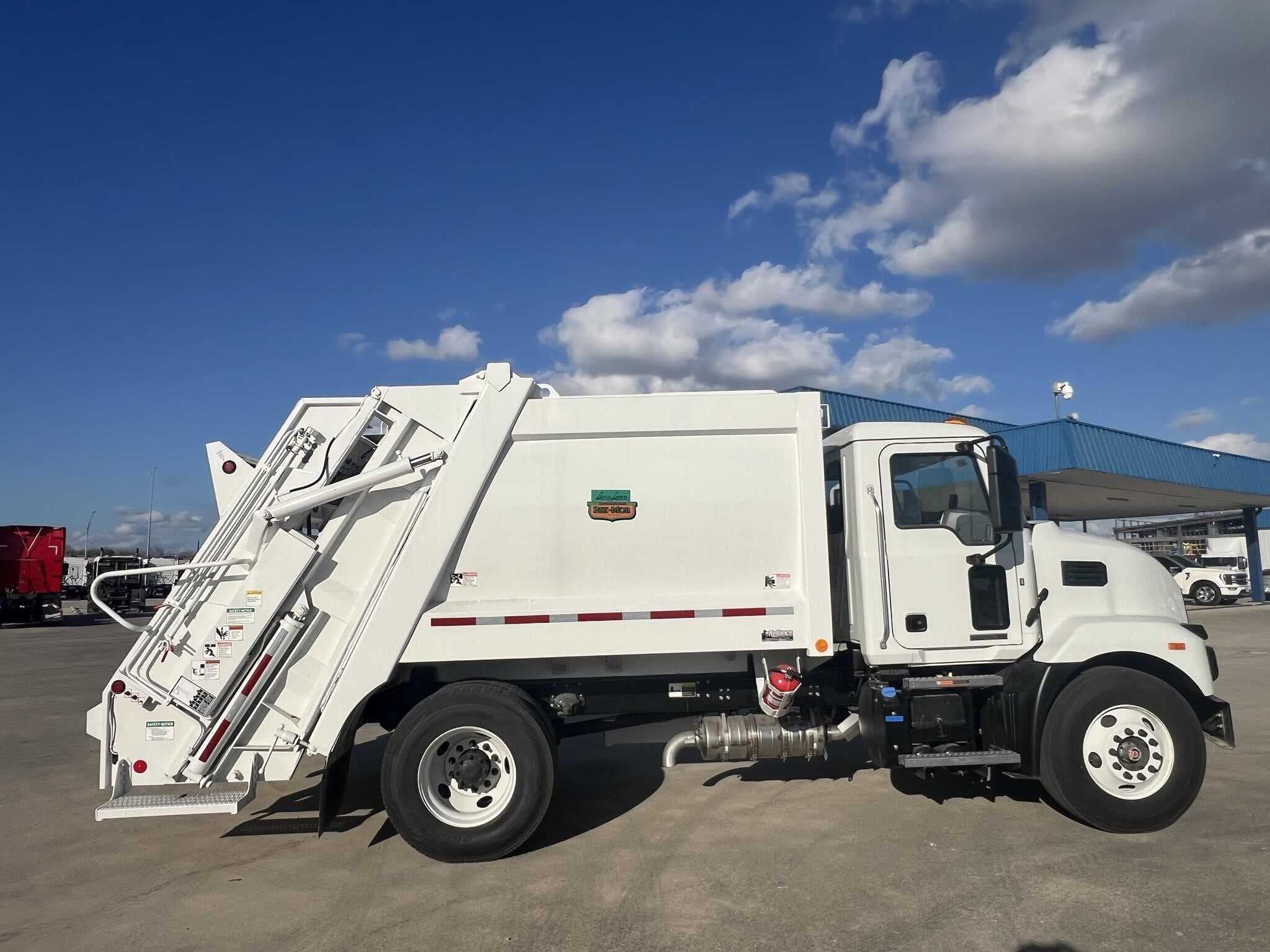New 2024 MACK MD6 Garbage Truck image 6