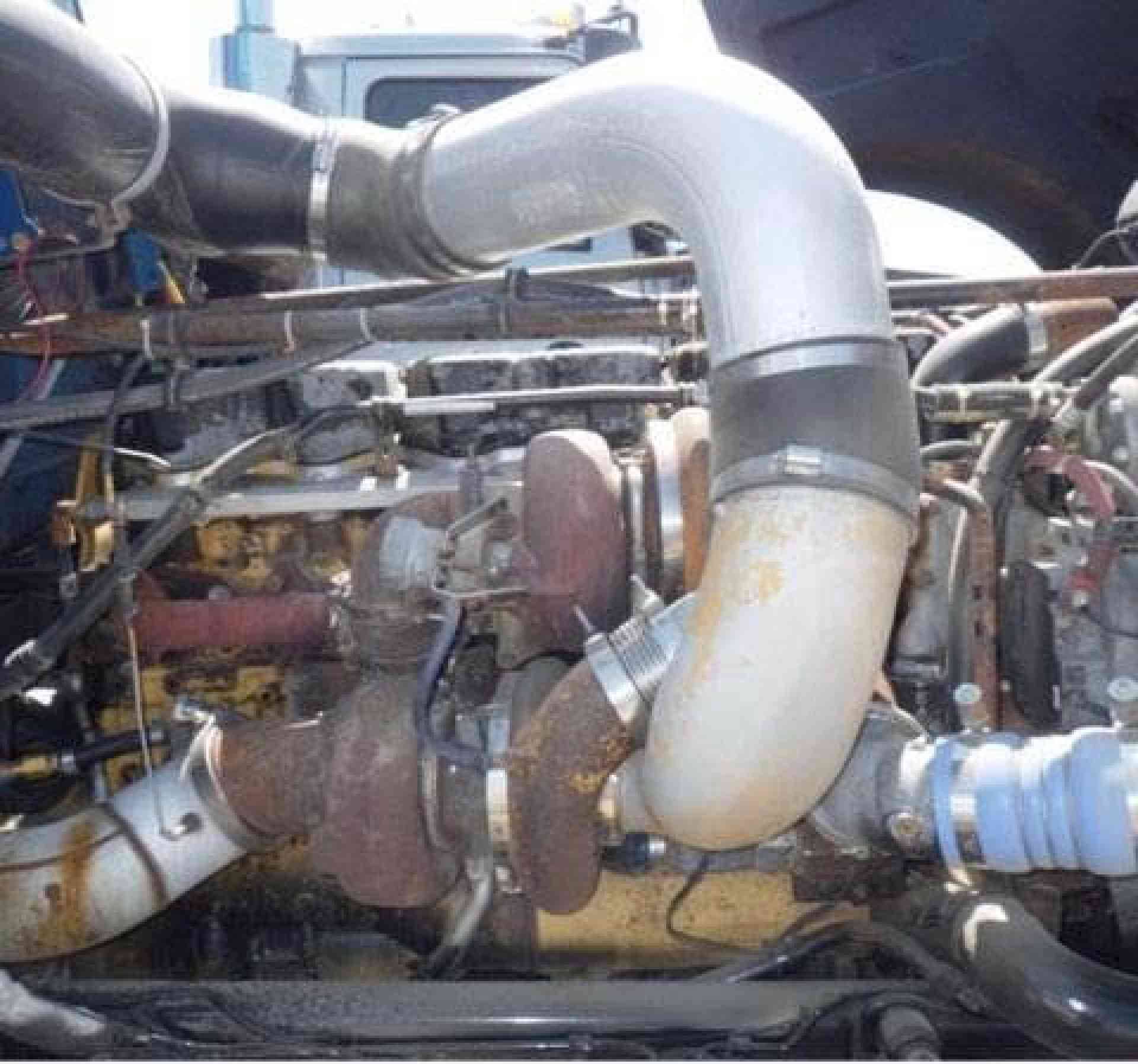 2005 Freightliner FLD132 image 3