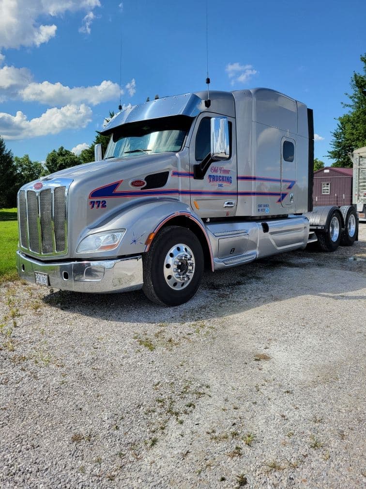 2015 Peterbilt 579 image 1