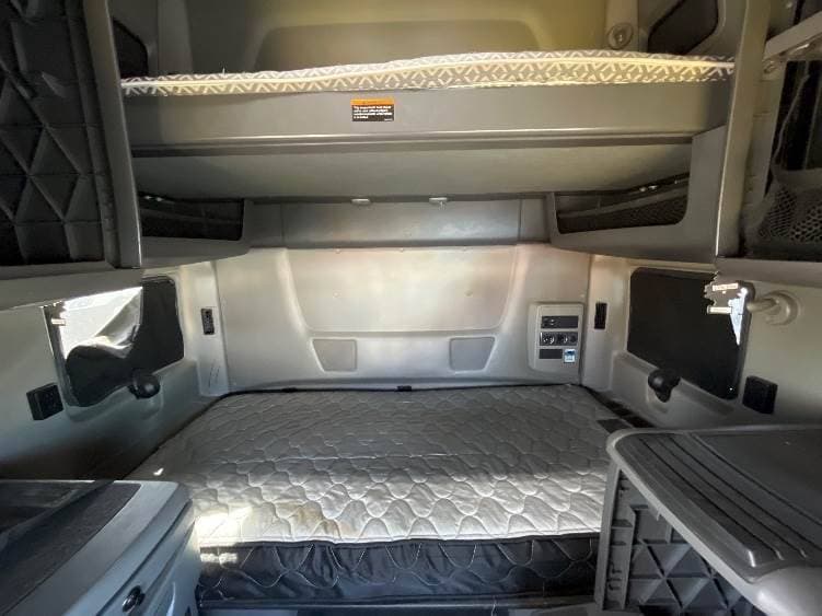 2022 International LT625 image 9
