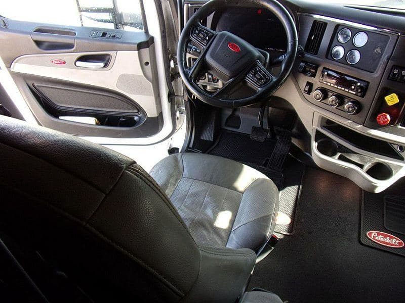 2023 Peterbilt 579 image 13