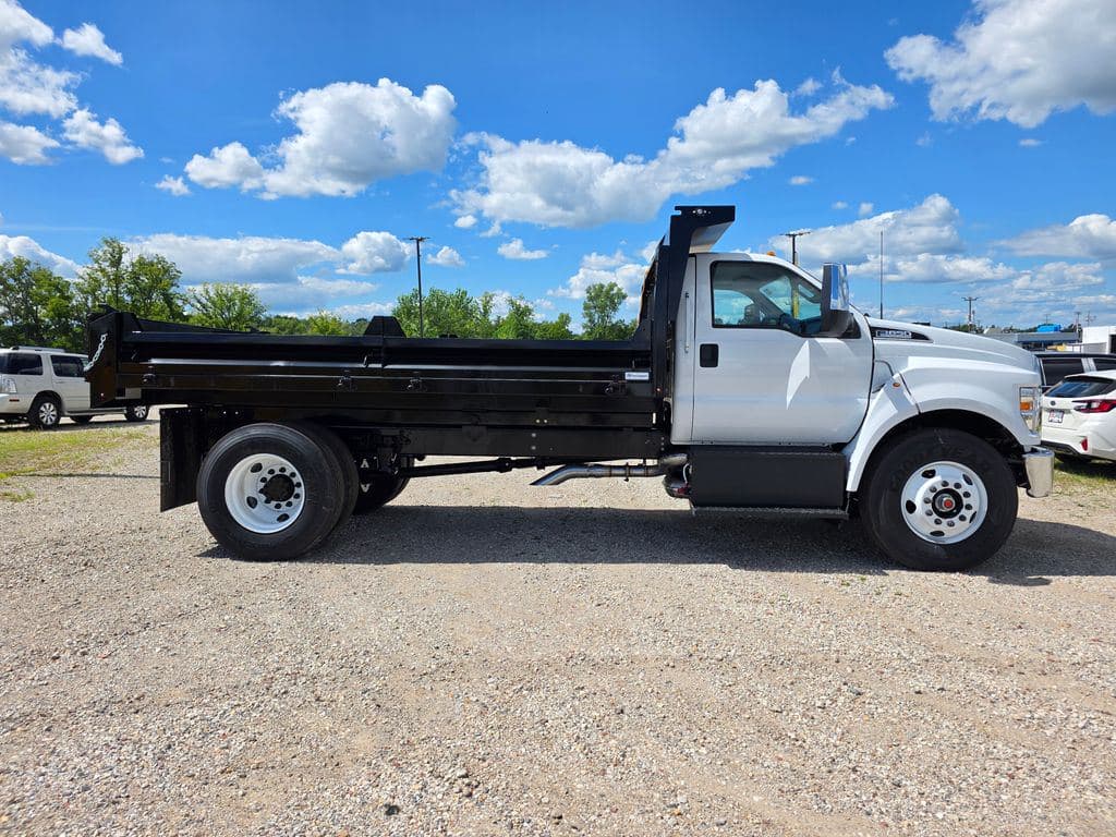 2027 Ford F-650SD Base image 9
