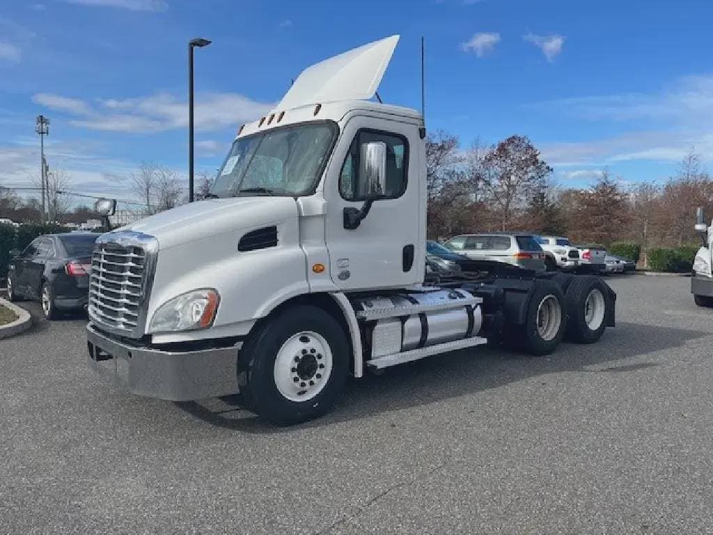 2020 Freightliner Cascadia 113 image 1