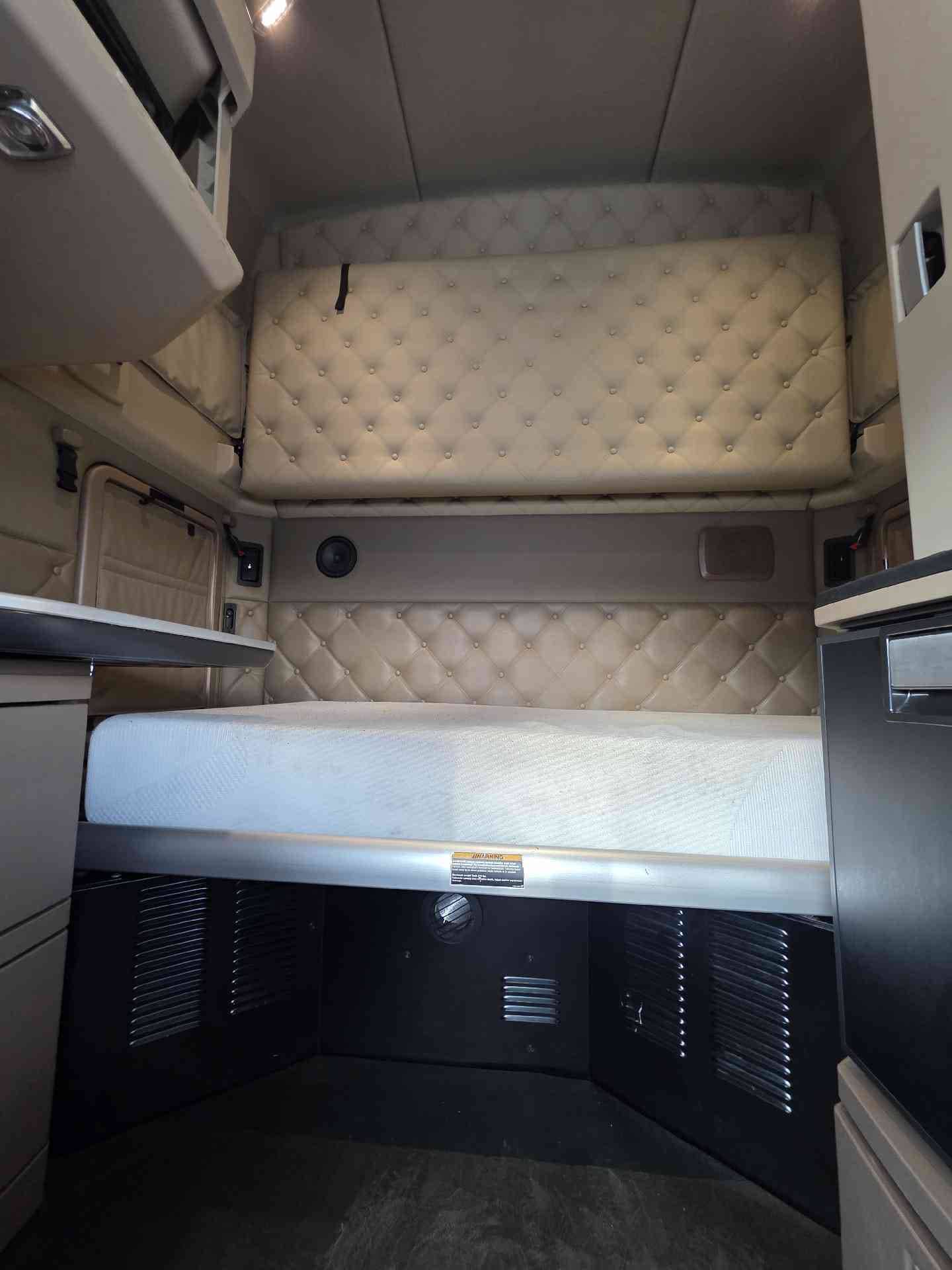 2022 Kenworth T680 image 4