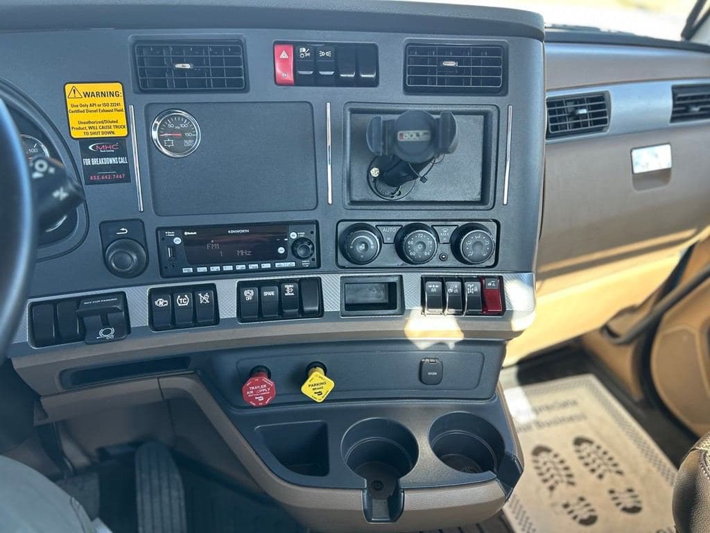 2021 Kenworth T680 image 9