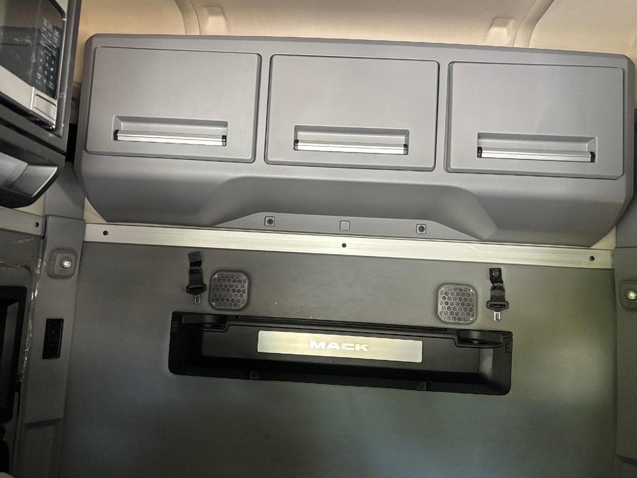 2019 Mack Anthem image 25