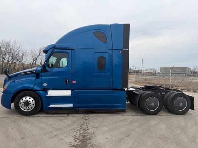 2023 Freightliner Cascadia image 4