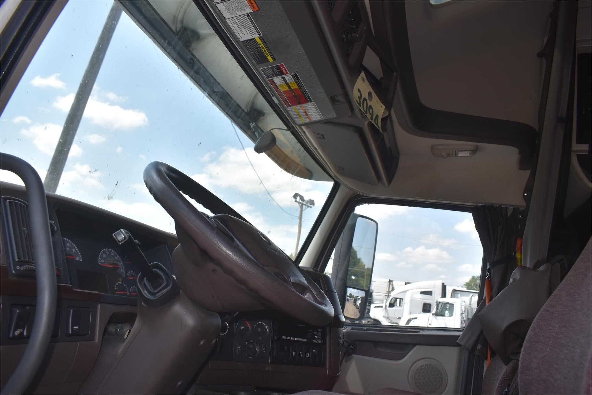 2016 Volvo VNL670 image 3