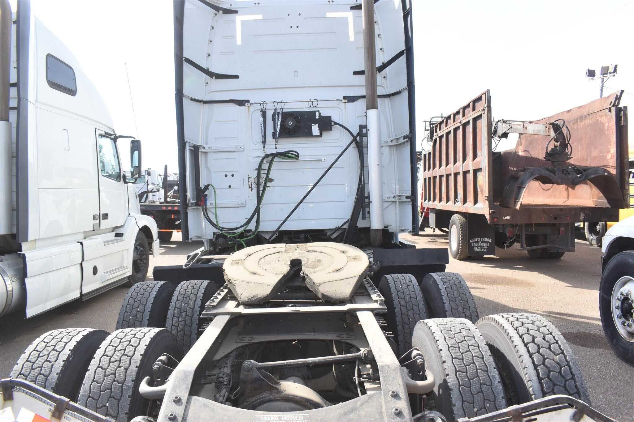 2016 Volvo VNL670 image 5