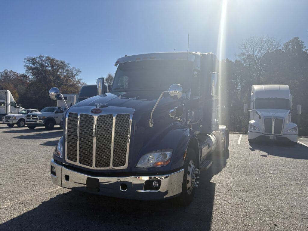 2021 Peterbilt 579 image 2