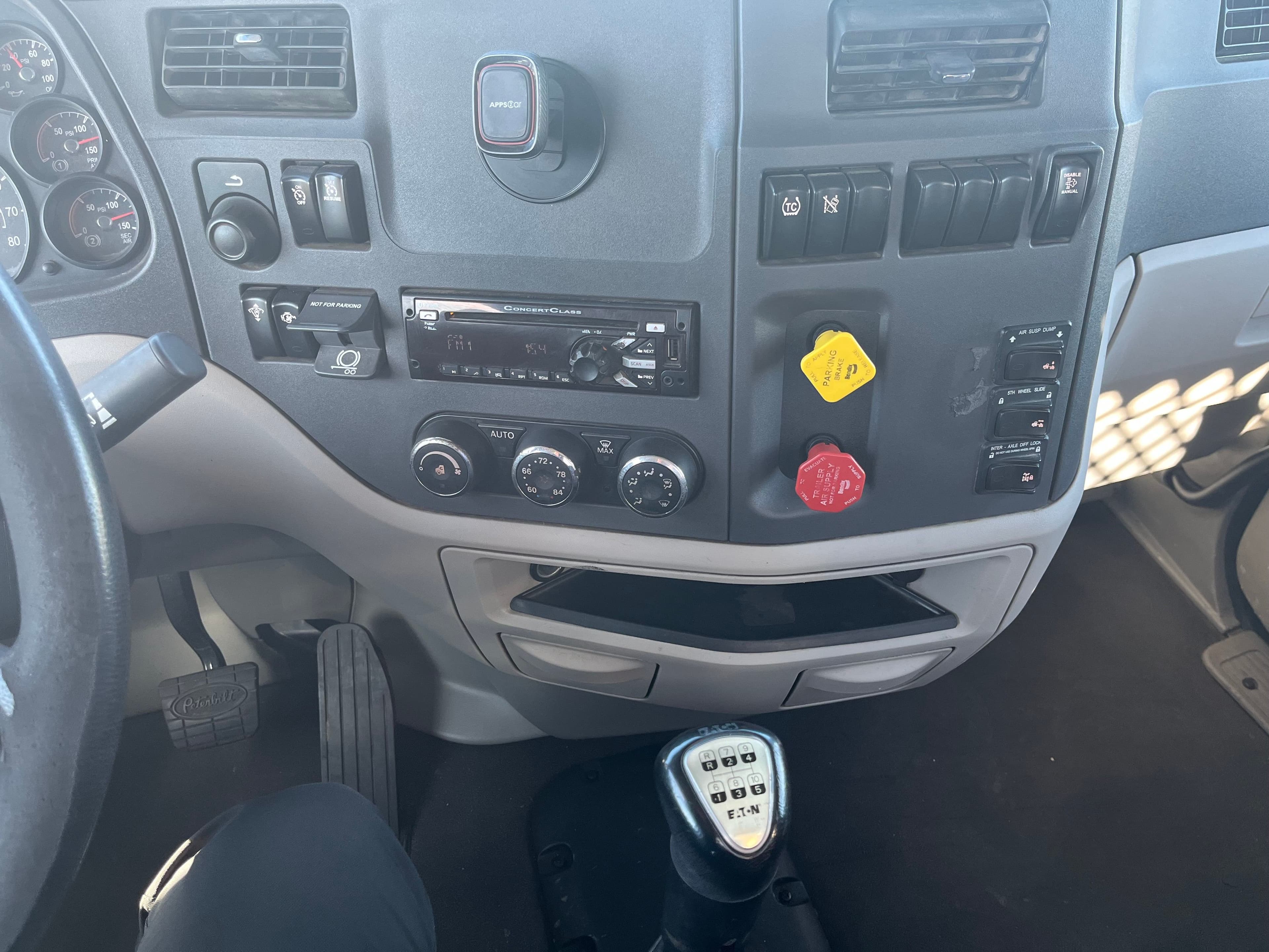 2019 Peterbilt 579 image 8