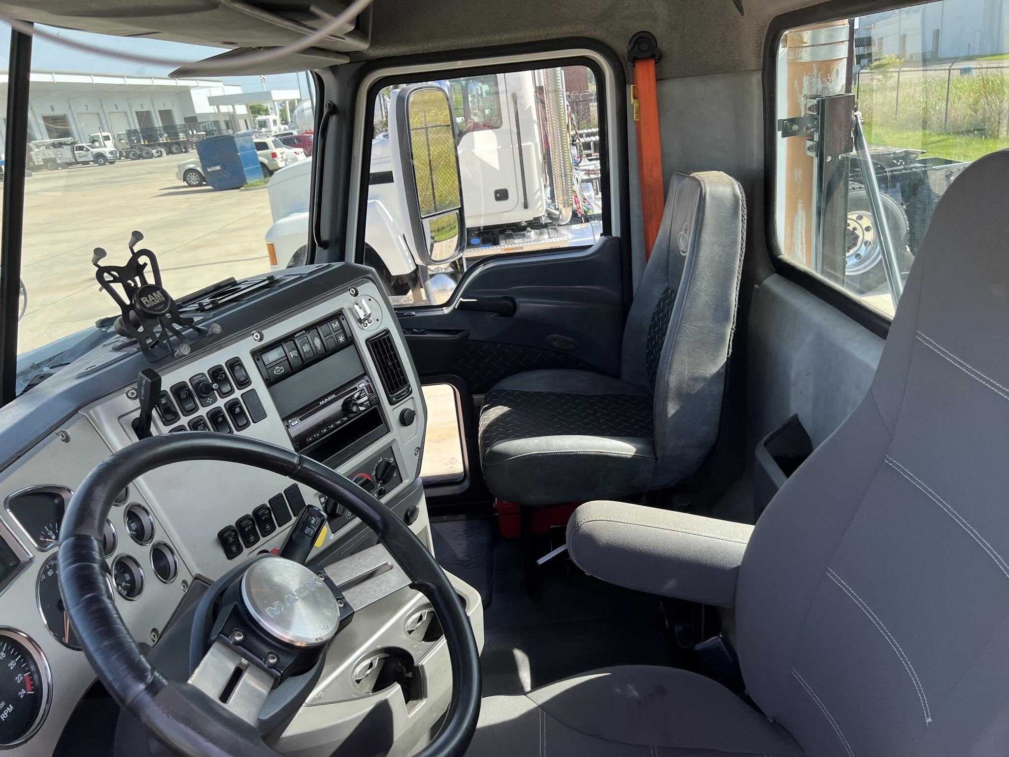 Used 2017 MACK 600 Conventional - Day Cab image 9