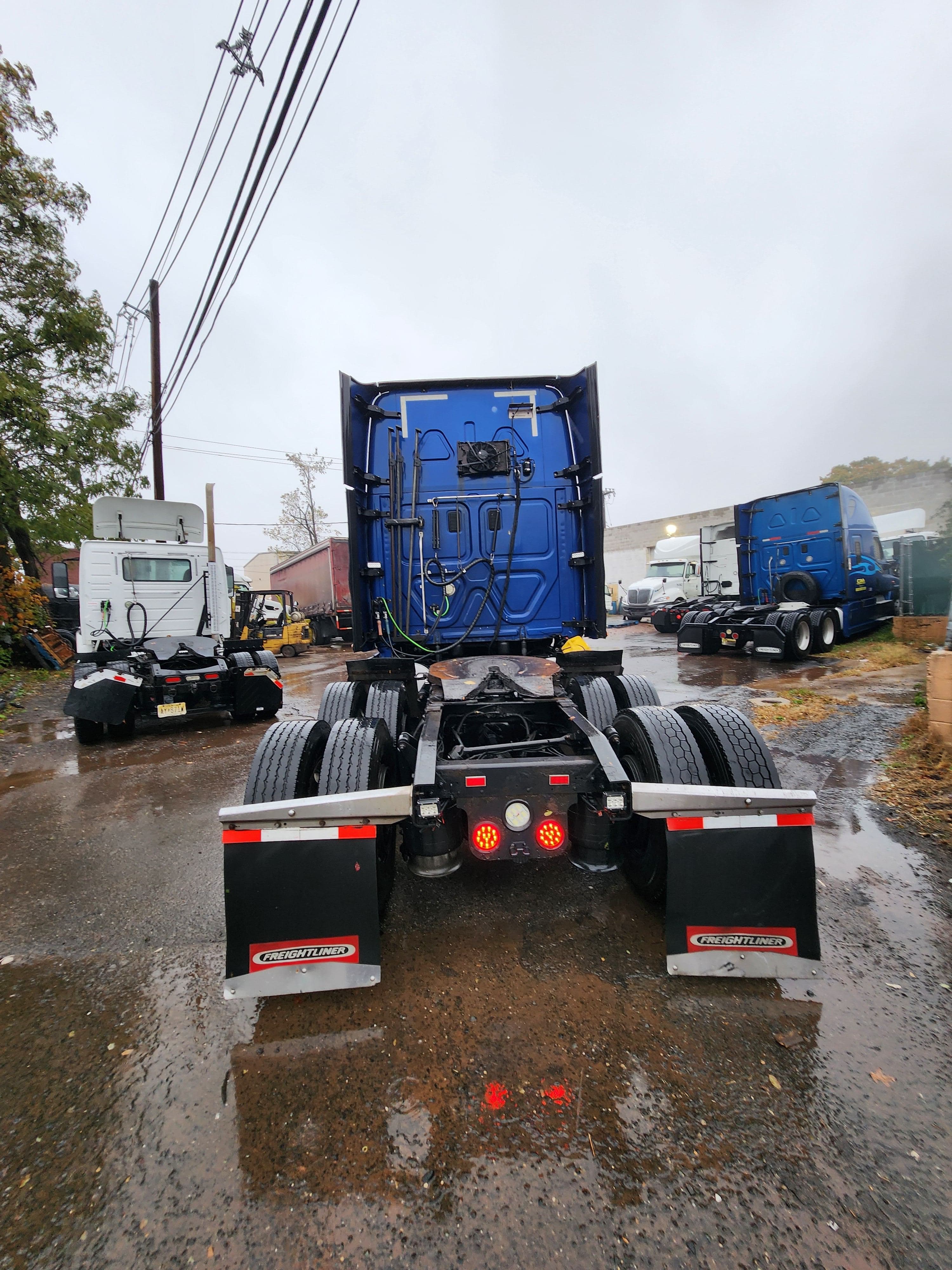 2013 Freightliner Cascadia image 4