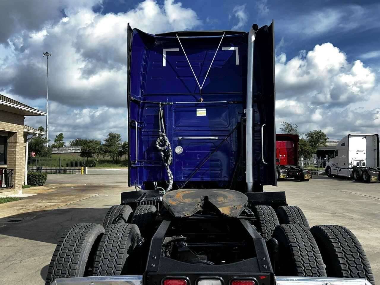 2022 Volvo VNL image 4