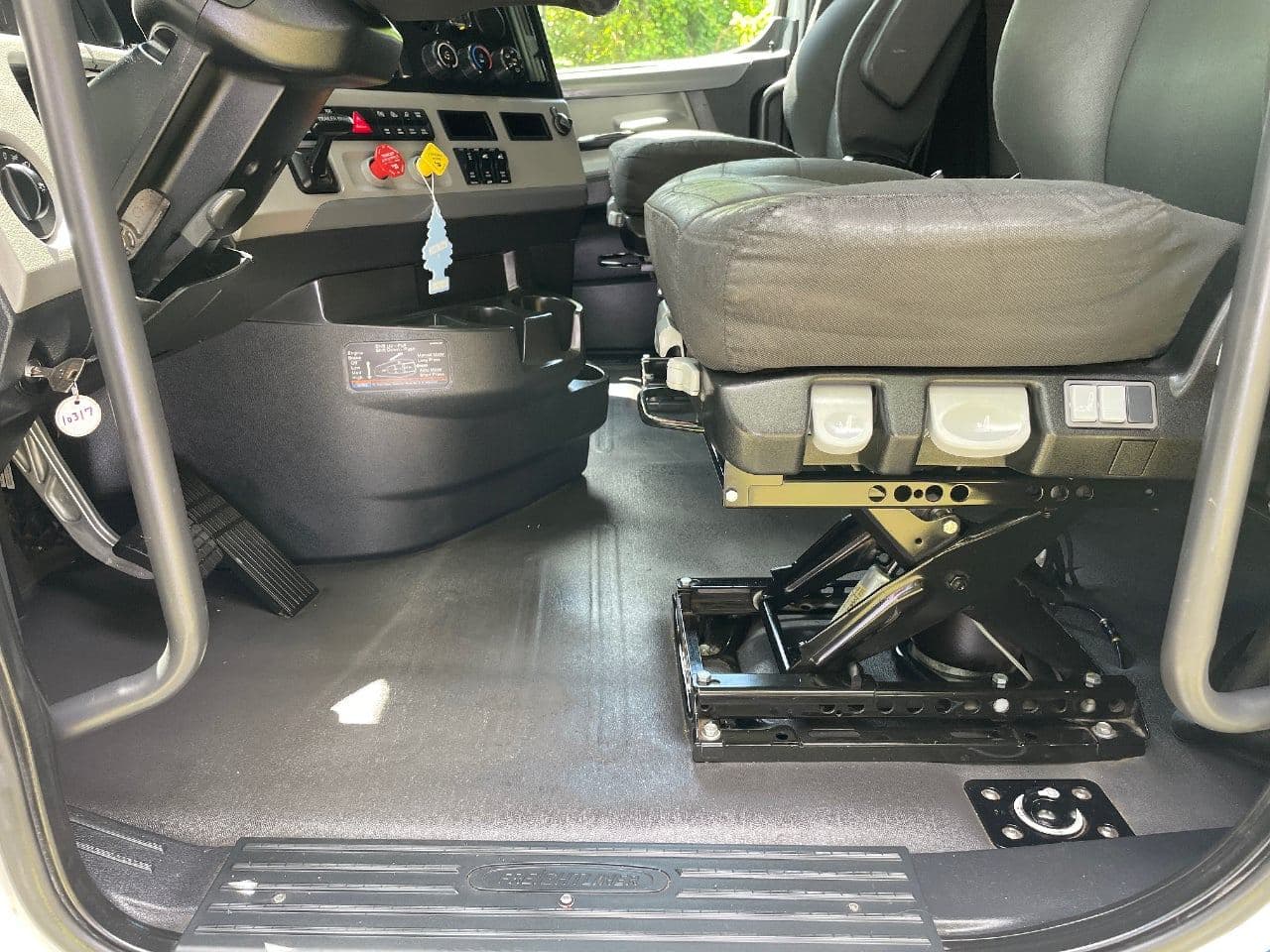 2019 Freightliner Cascadia 126 image 18