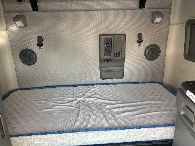 2022 Volvo VNL image 10