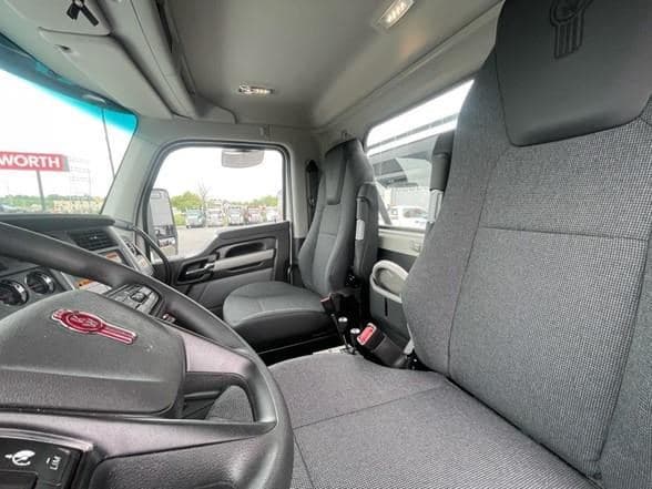 2025 Kenworth T880 image 18