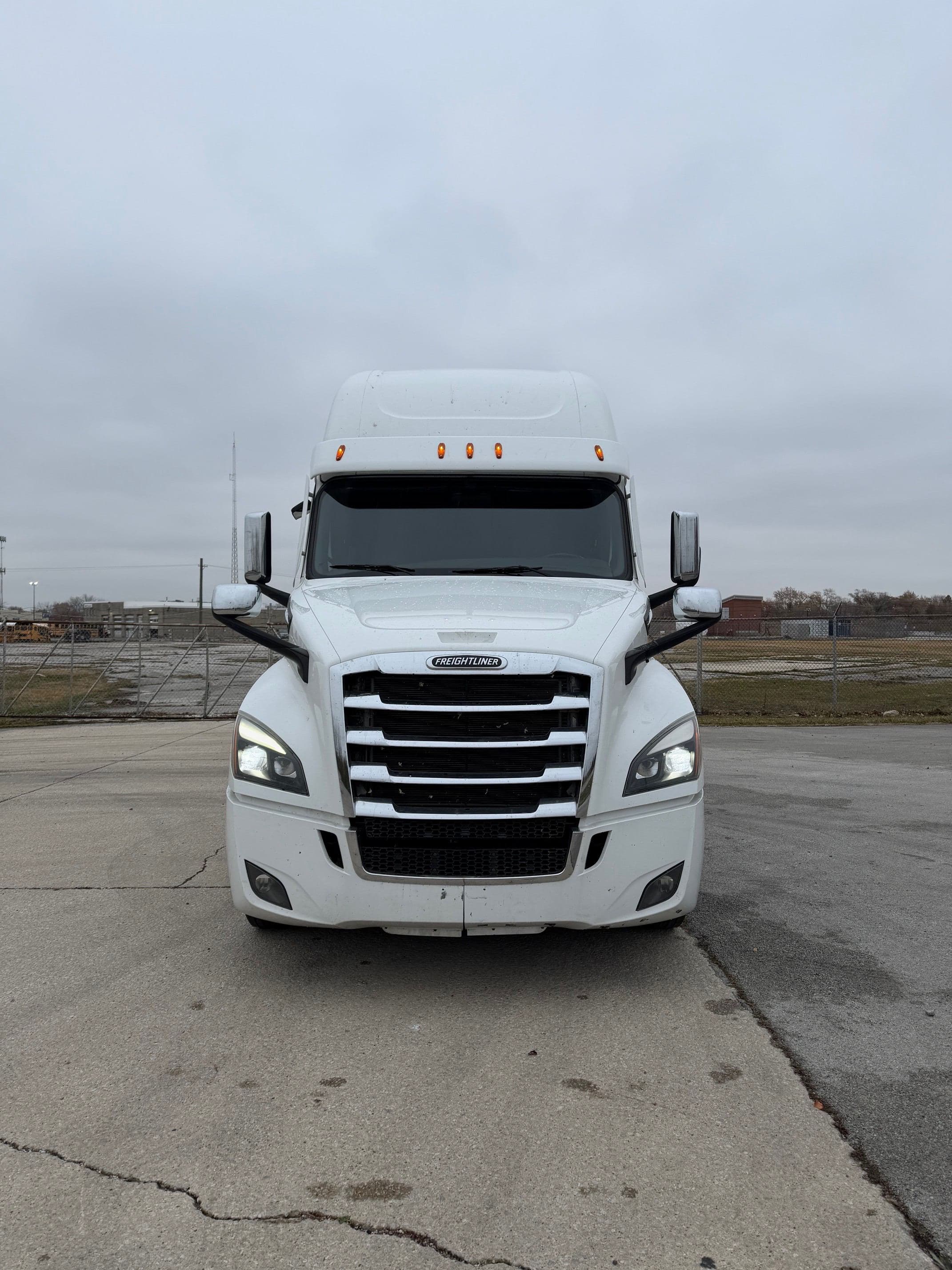 2023 Freightliner Cascadia image 3
