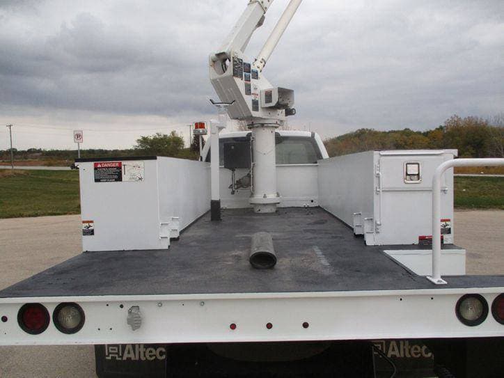 2017 Ford F-550 BUCKET TRUCK 92K MILES image 39