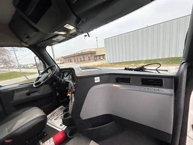 2019 Freightliner Cascadia 126 Day Cab Truck - 450HP, 12 Speed Automatic image 13