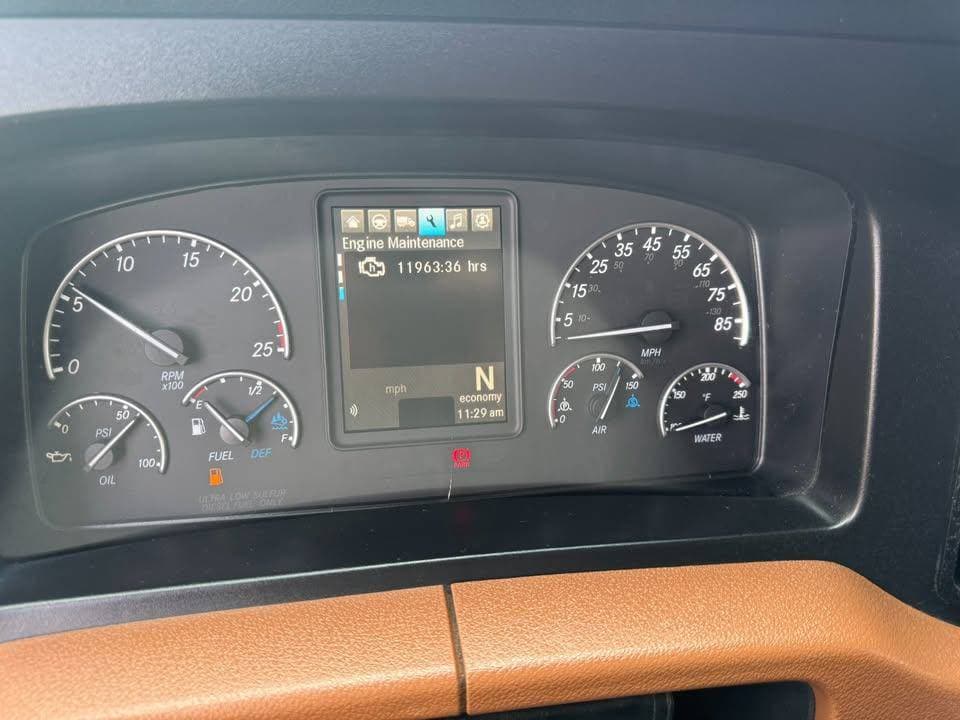 2021 Freightliner Cascadia image 8