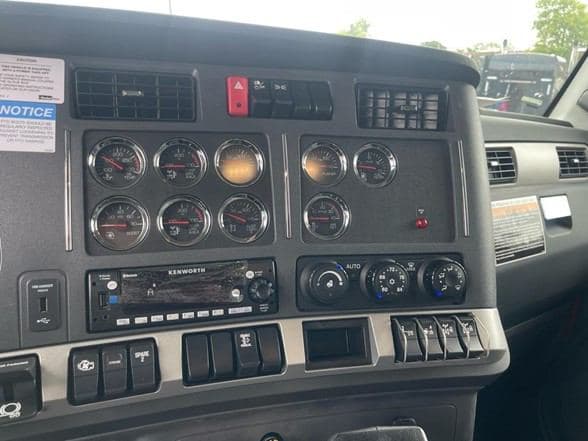 2025 Kenworth T880 image 19