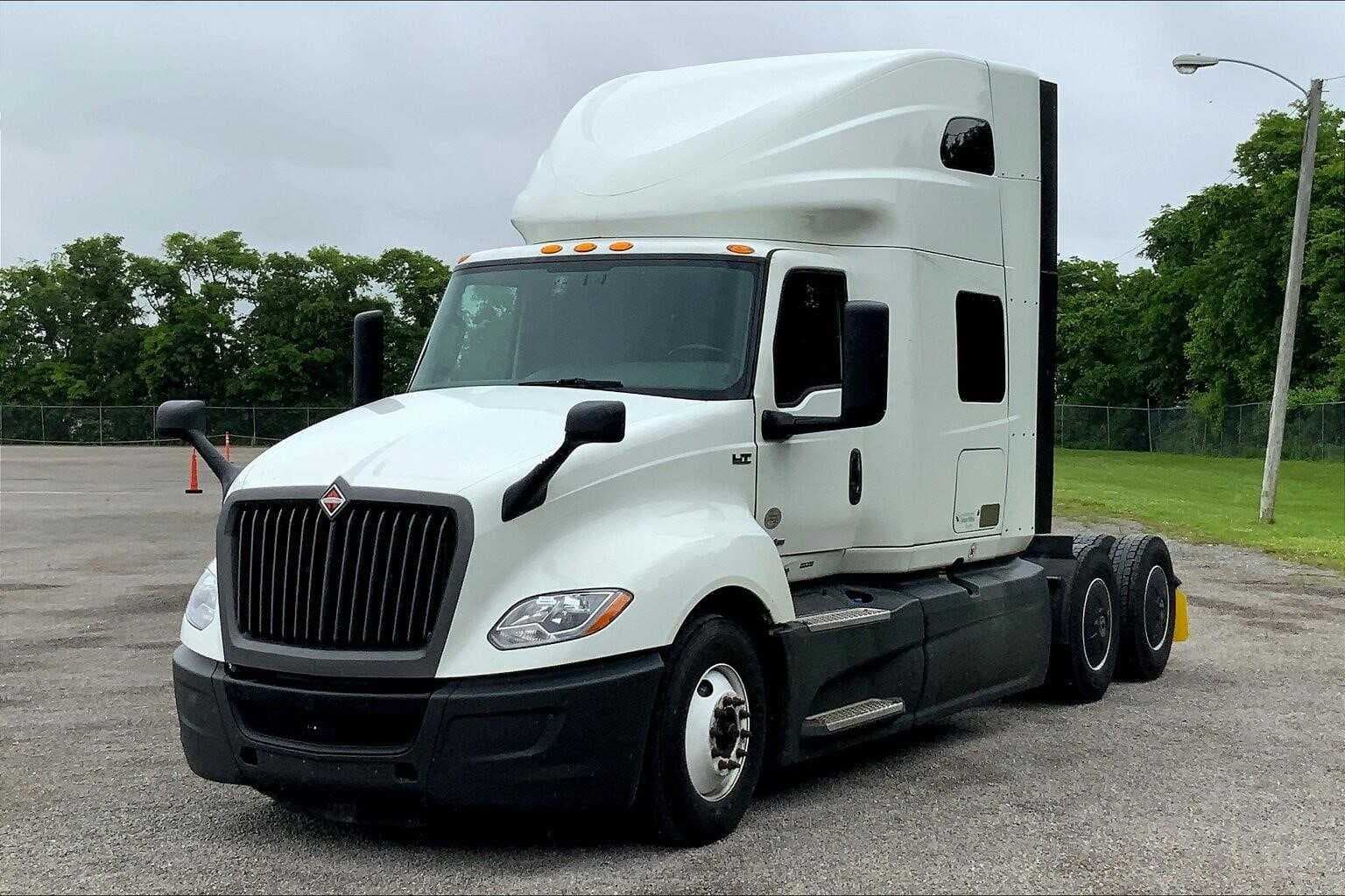 2021 International LT625 image 3