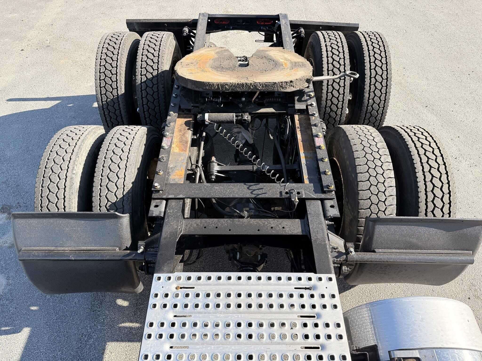 2020 Volvo VNR image 8