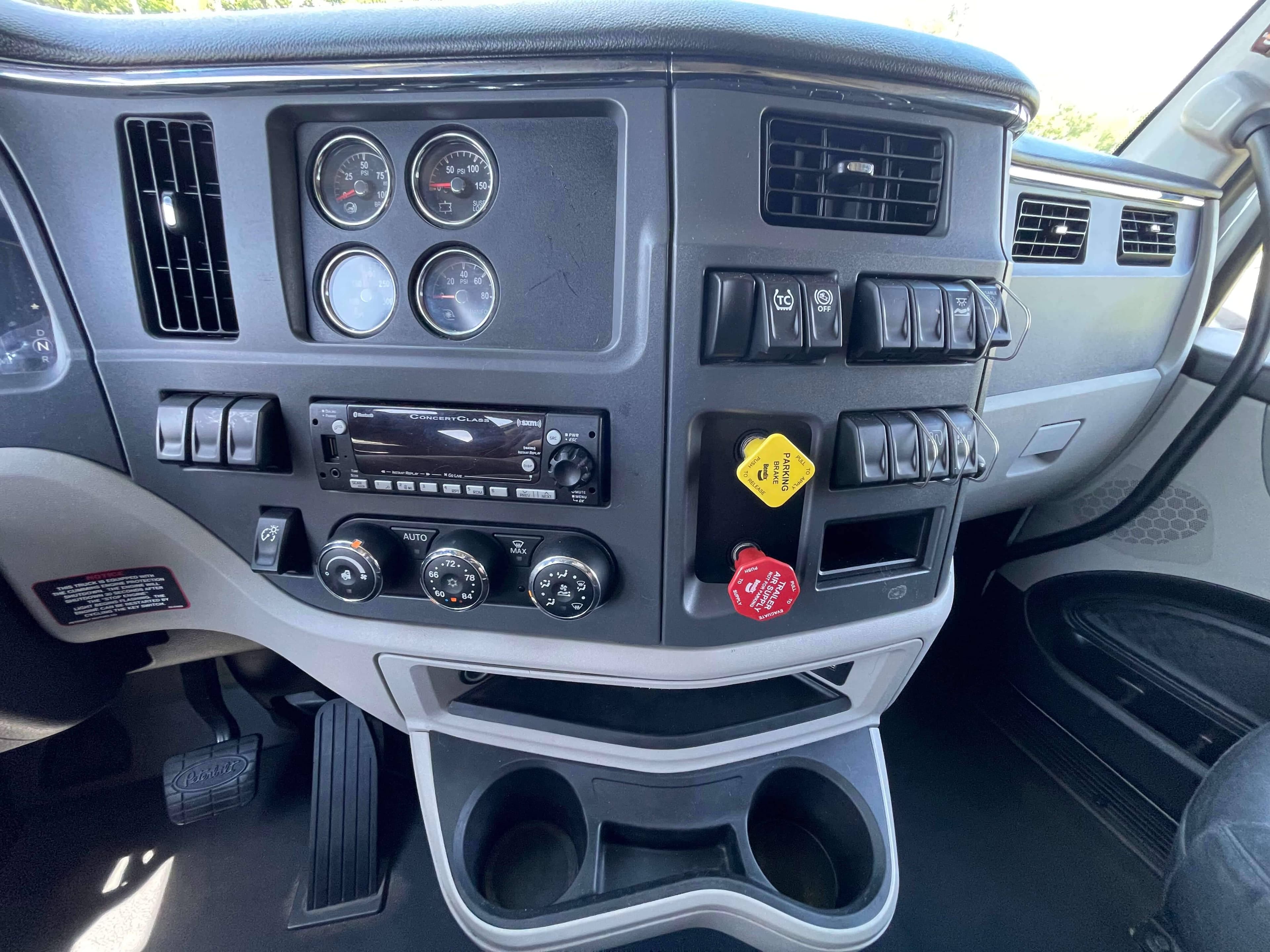 2022 Peterbilt 579 image 18