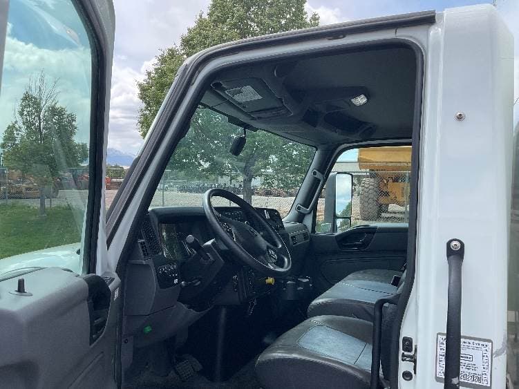 2022 International MV607 Box Truck - 220HP, 6 Speed Automatic, Roll up Door image 16