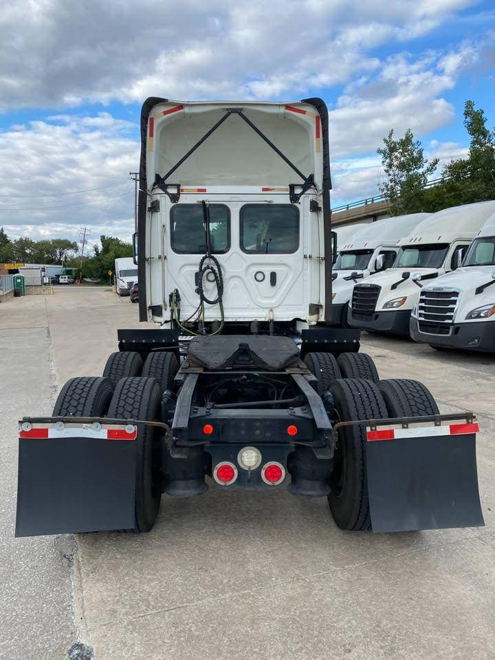 2019 Freightliner Cascadia image 2