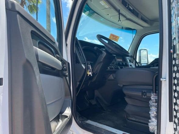 2025 Kenworth T880 image 15