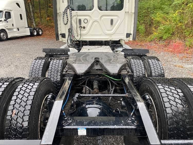 2019 Freightliner Cascadia 126 Day Cab Truck - 435HP, 12 Speed Automatic image 6