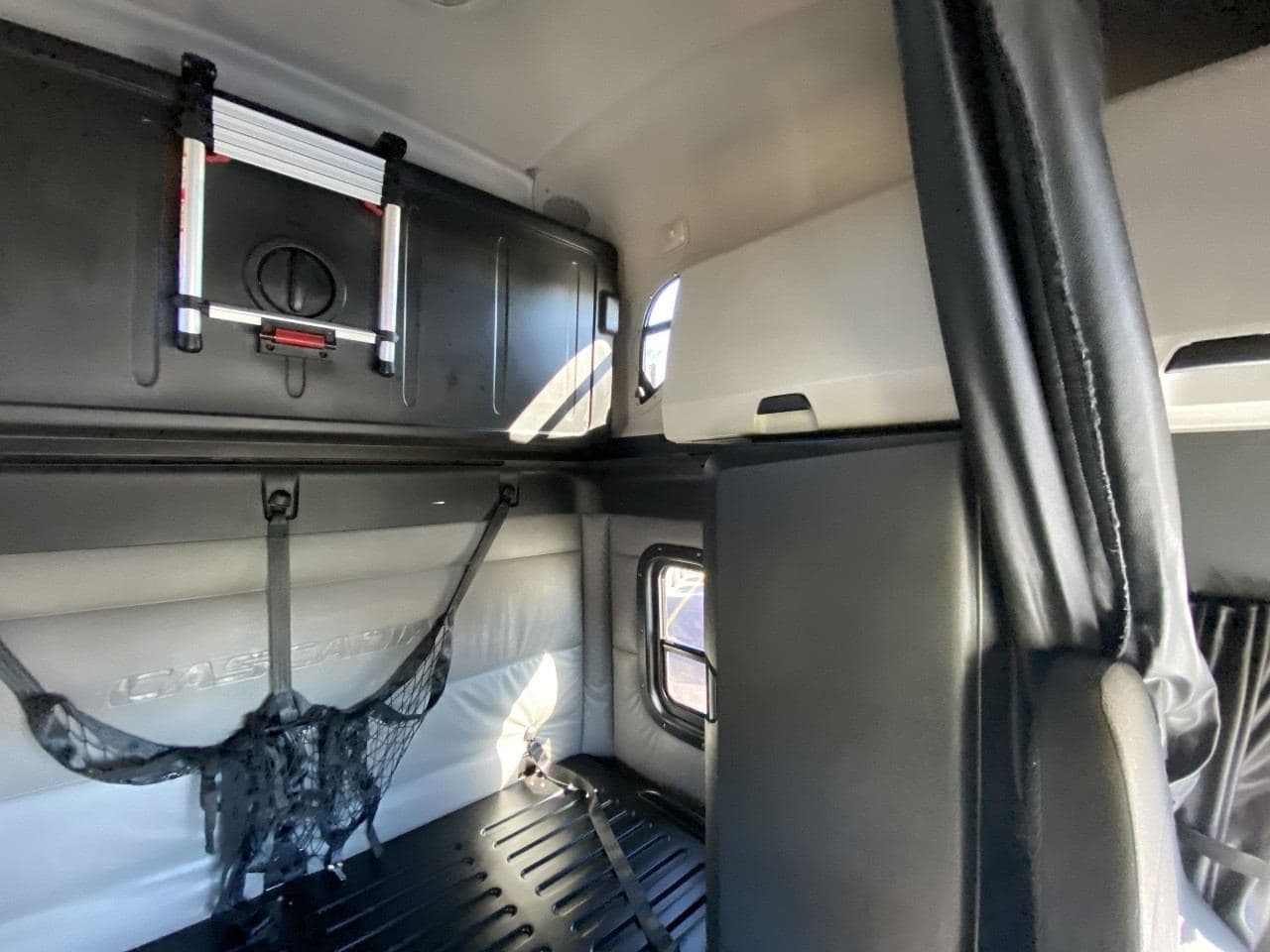 2022 Freightliner Cascadia image 12