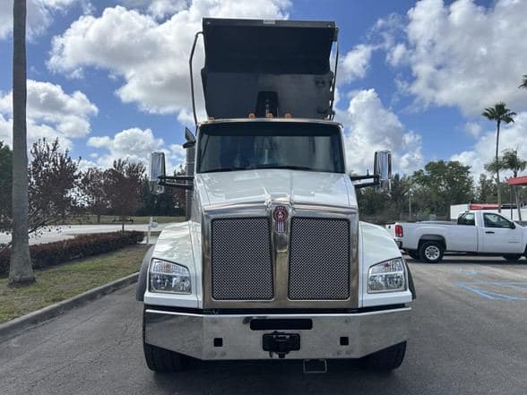 2023 Kenworth T880 image 2