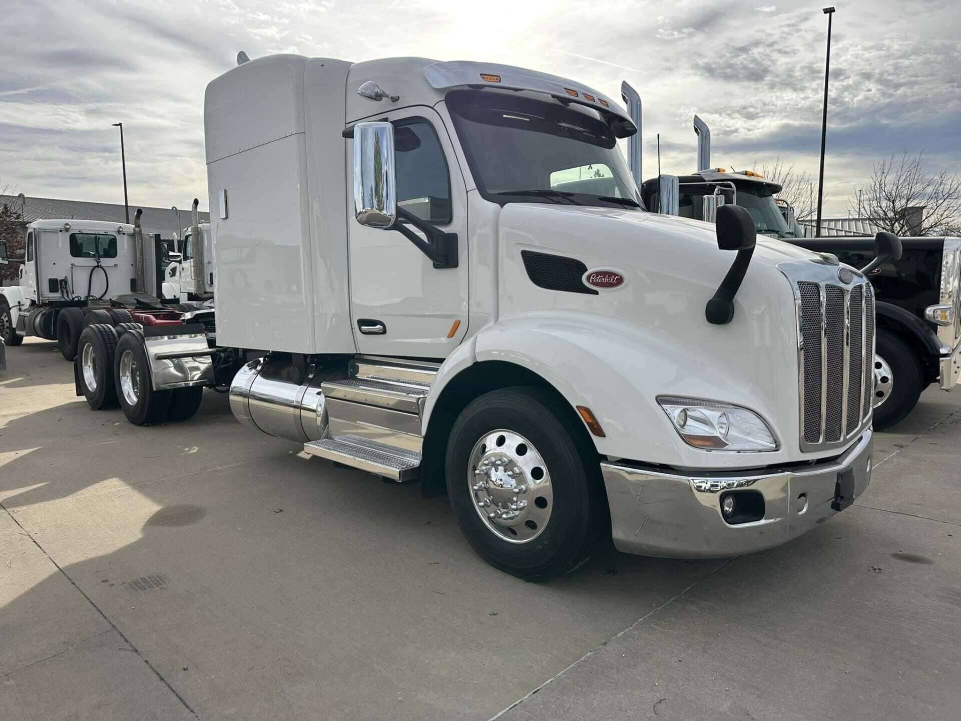 2021 Peterbilt 579 image 2