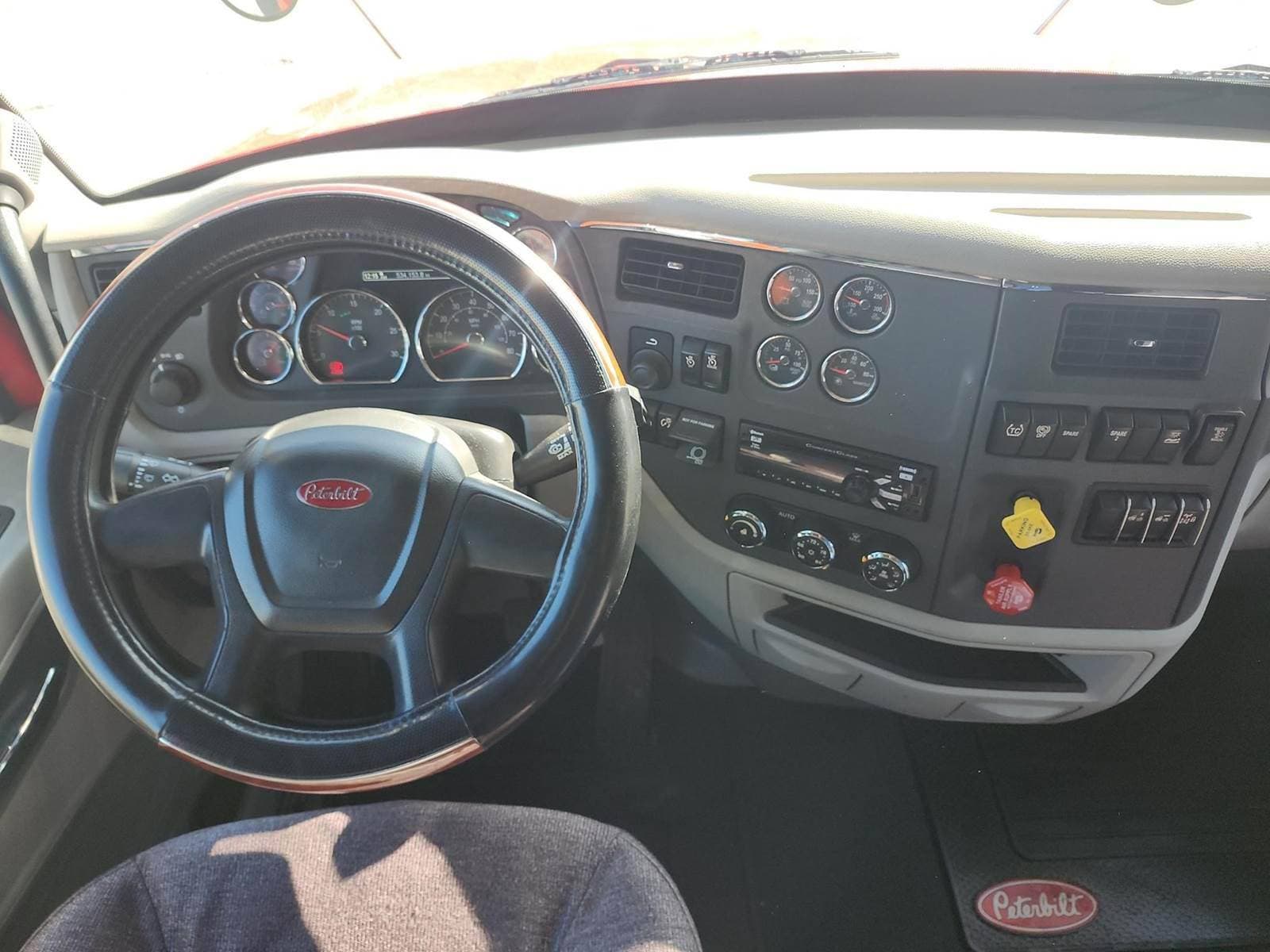 2021 Peterbilt 579 image 15