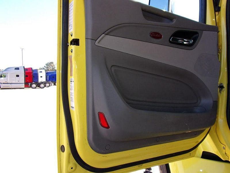2021 Peterbilt 579 image 9