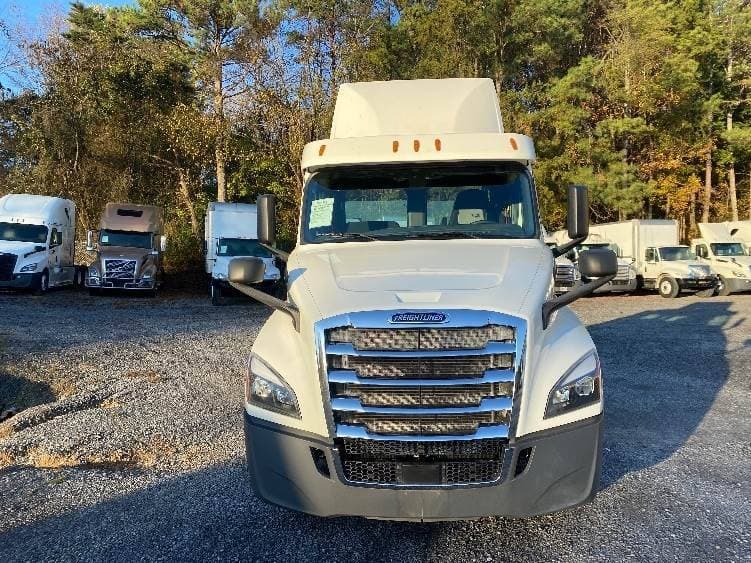 2019 Freightliner Cascadia 126 Day Cab Truck - 435HP, 12 Speed Automatic image 2