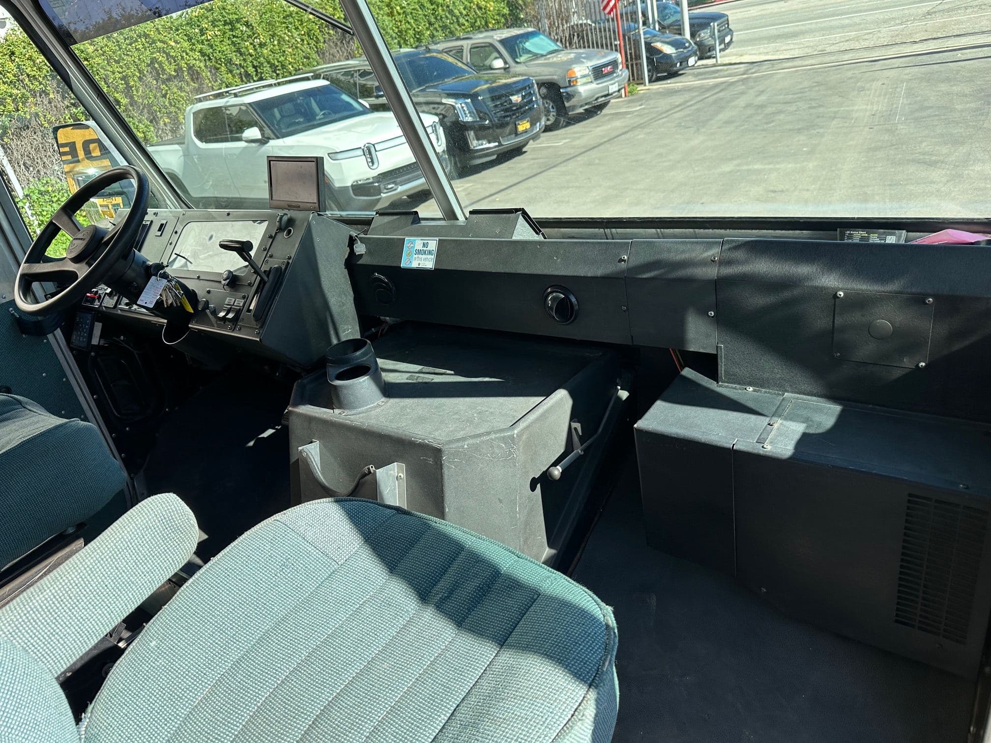 2002 WORKHORSE Step Van with Handicap Lift image 11