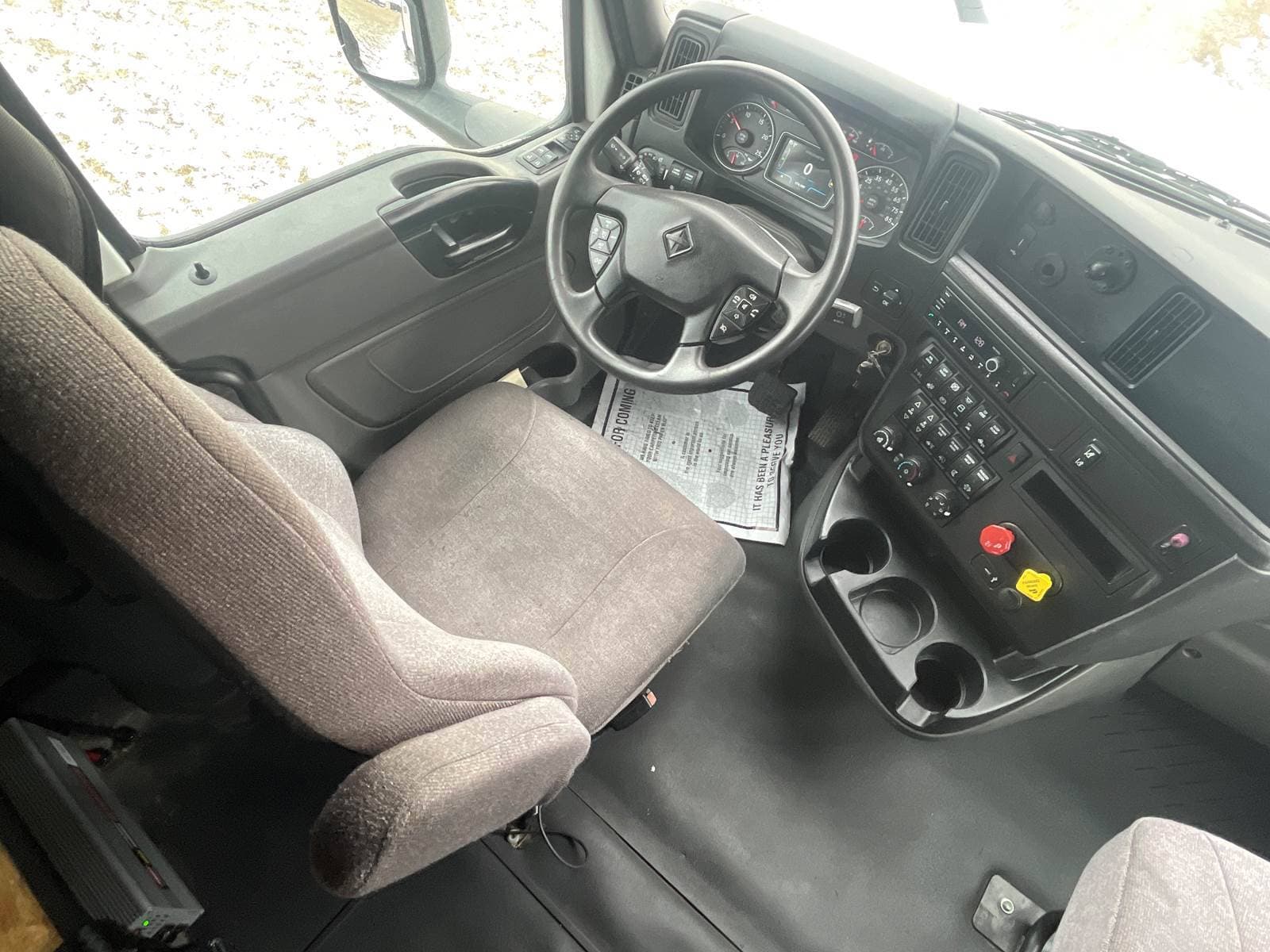 2022 International LT625 Sleeper Semi Truck image 15