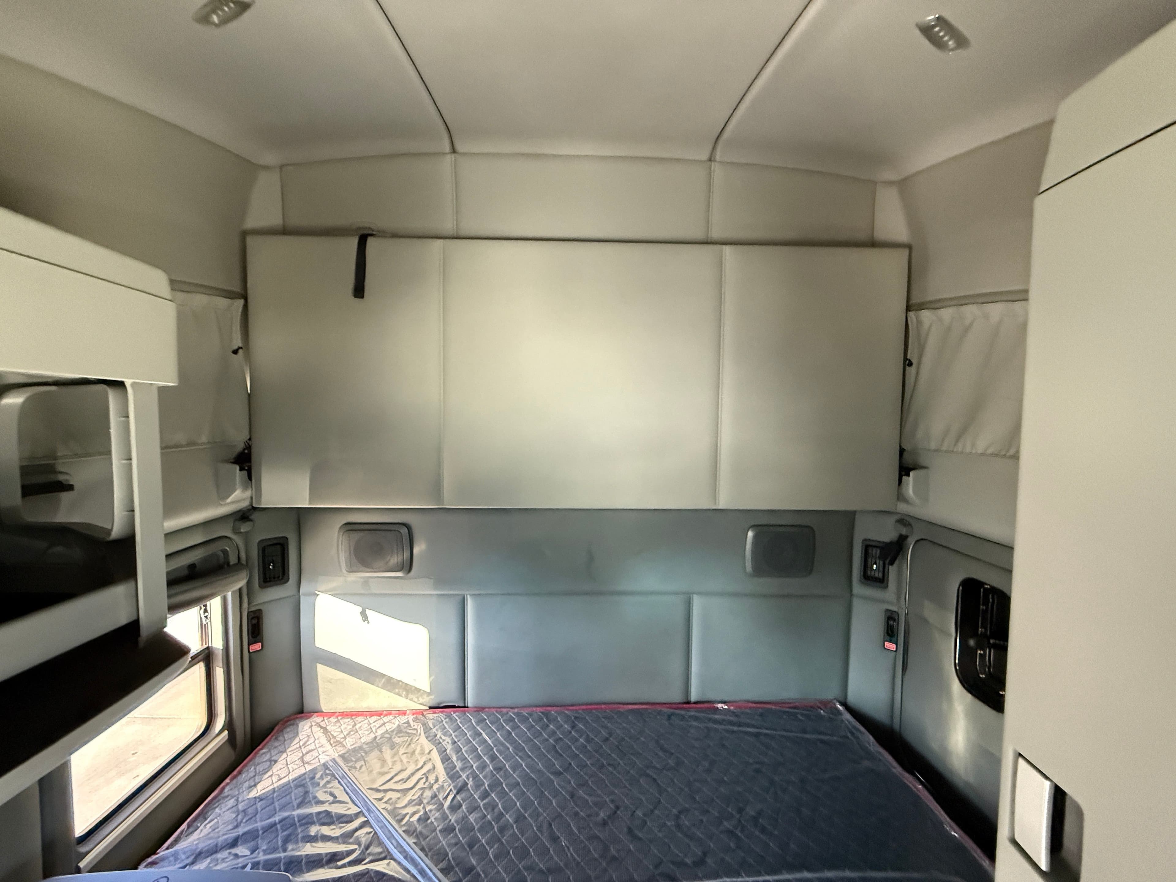 2019 Kenworth T680 image 16