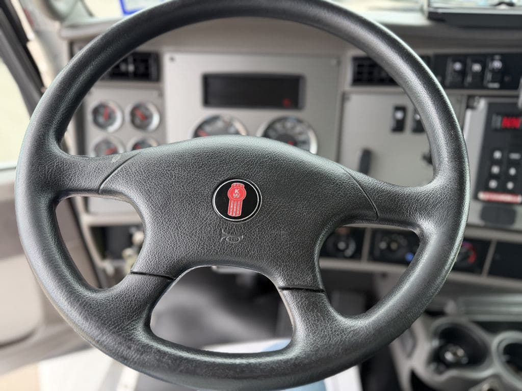 Used 2021 KENWORTH T270 image 21